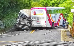 聯結車撞客運1死14傷 疑因超載鋼條釀禍