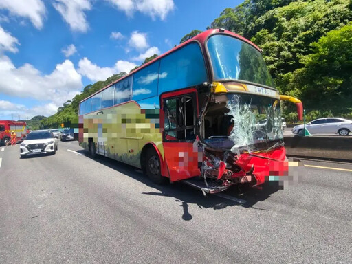 快訊／國道5車連環撞！遊覽車頭毀、7人送醫