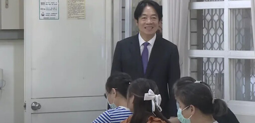 賴清德現身安平國中投票 親切微笑打招呼