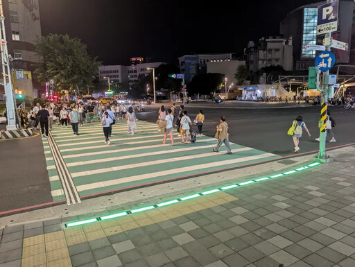 過馬路免驚啦!新北搶先試辦「地面警示燈」