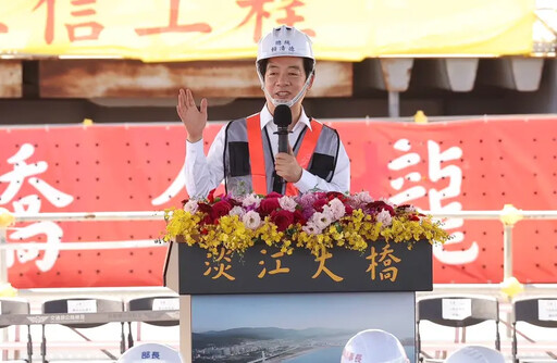 賴視察淡江大橋驚見馬屁布條 藍1句酸爆