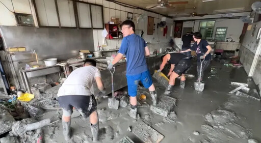圖輯/花蓮光復鄉滿街泥濘 民眾自發性救災