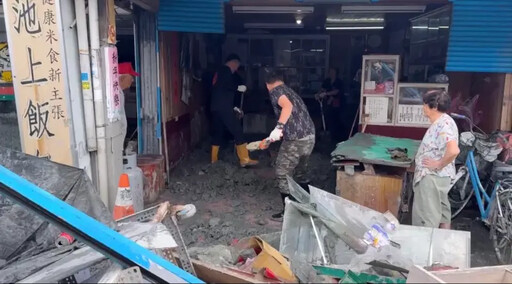 圖輯/花蓮光復鄉滿街泥濘 民眾自發性救災