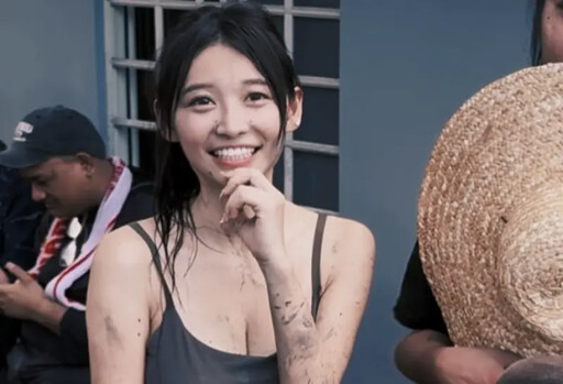 女星災區鏟泥挨批擺拍！心聲曝：笑是錯的？
