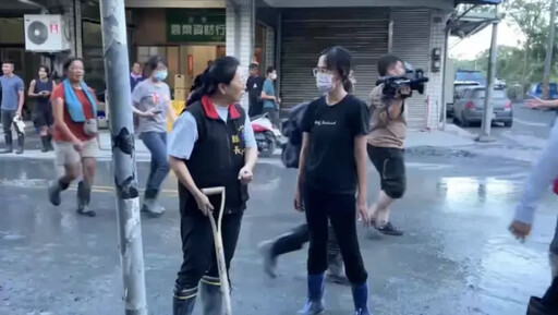 徐榛蔚突借鏟子鏟土挨酸擺拍 縣府又澄清了