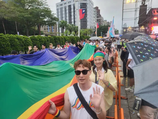 風雨無阻!近15萬人走上街頭挺同志大遊行