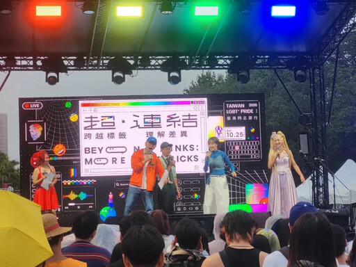 風雨無阻!近15萬人走上街頭挺同志大遊行