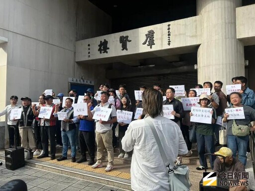 不滿傅崐萁災後重建條例 青年衝立法院抗議
