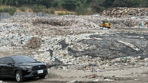 憂豪雨後淹水污染 中市議員實勘大里垃圾山
