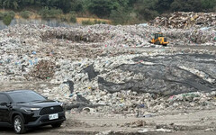 憂豪雨後淹水污染 中市議員實勘大里垃圾山