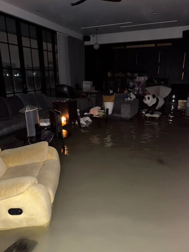 台九線變河流！宜蘭人家裡半夜全泡水慘況曝