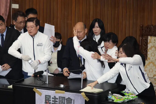 喊韓國瑜聲援沈伯洋！他挖邱議瑩潑水開嗆