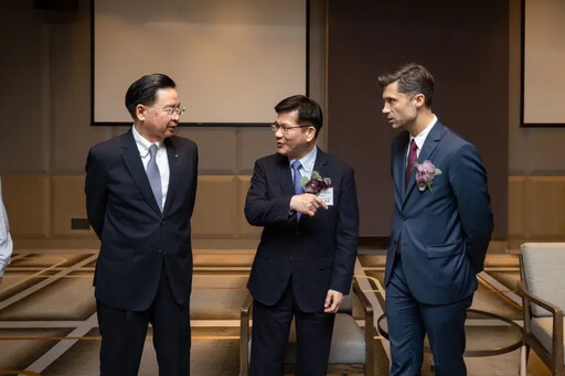 再傳外交龍燮鬥 黃國昌：共諜案何時負責？