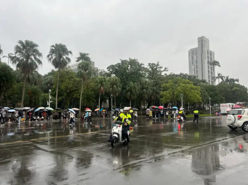 台大學長挺身發雞排！學生冒雨排隊搶光
