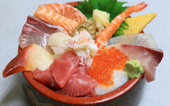 外交部貓咪梗圖「您好我吃一點」刷一排日料