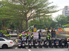 新黨丟衛生紙抗議！王世堅嗆：我擺好擂台