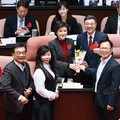 民眾黨38婦女節送花後火力全開 批賴政府酬庸、記者會只是政治秀？