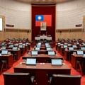高市議會議事廳設備升級 康議長：提升效率、優化服務