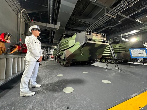 海軍左營基地11日開放 陸戰隊台版彈簧刀首度公開展示
