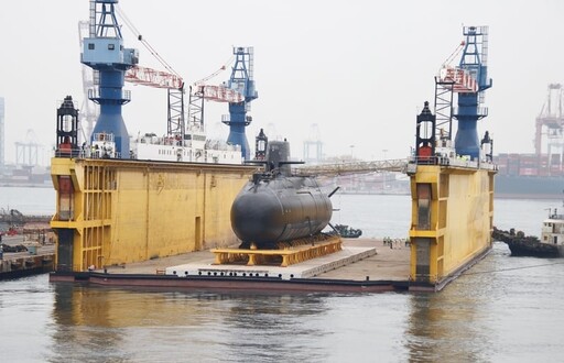 歷史性時刻！首艘國造潛艦「海鯤號」出廠測試 全貌曝光吸引軍事迷搶拍
