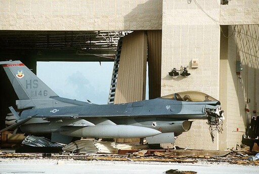 獨家／又是中國陰謀！網傳花蓮F-16機鼻被震斷 空軍：32年前美軍舊照