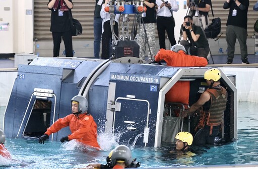 國防部首度公開空勤人員求生訓練 水中棄艙逃生離死神最近