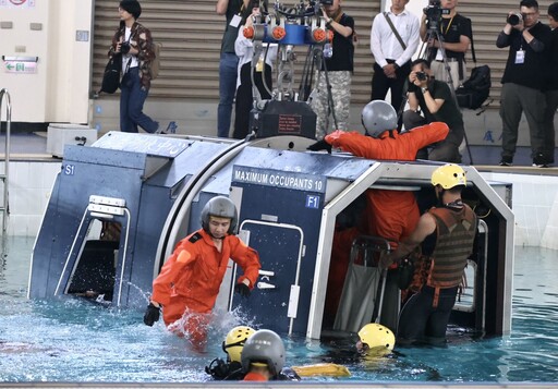 國防部首度公開空勤人員求生訓練 水中棄艙逃生離死神最近