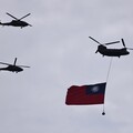 賴清德總統520就職典禮排練 國軍以12架直升機組國旗梯隊致敬