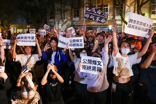立院朝野纏鬥15小時！6立委送醫、千名學生包圍抗議 國會改革法案21日再戰
