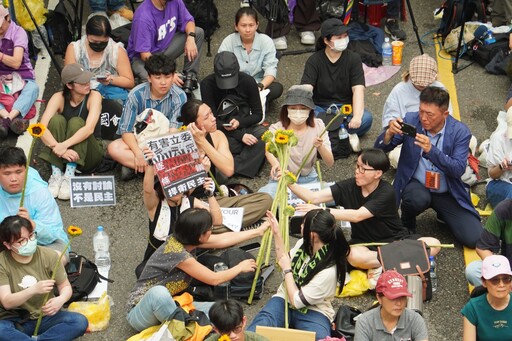 「太陽花」再現！8千人立院外反對國會職權法案 妮妃雅到場發聲力挺