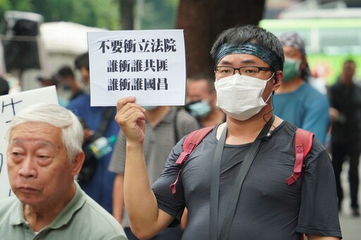 青島東路已擠不下！逾萬人立院外集結抗議 民團：立法院恐成為超級特偵組