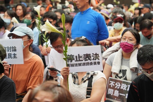 青島東路已擠不下！逾萬人立院外集結抗議 民團：立法院恐成為超級特偵組