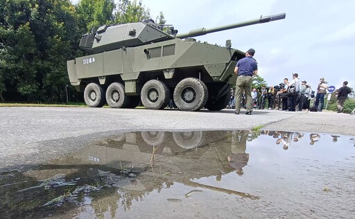 「獵豹」105公厘輪型戰車首曝光 再花近３億元明年完成D3樣車驗證