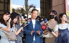 鍾小平控告詹江村、曾妍潔 她抱病錄影反嗆：趕快認錯回頭是岸