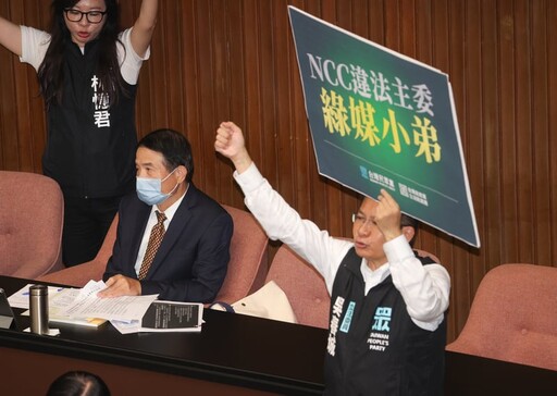 立院開議秒變戰場！民眾黨舉牌包圍NCC主委嗆「滾出去」 聯手藍營退回總預算