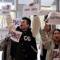 陸生團訪台大遭抗議！學生舉牌喊：這裡不是中國台北 蕭旭岑批民進黨罷凌