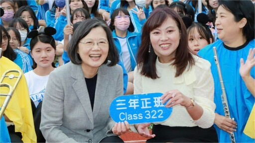 畢業50年重返中山女高！蔡英文自爆數學成績差 勉勵學妹「做勇敢走向世界的女生」