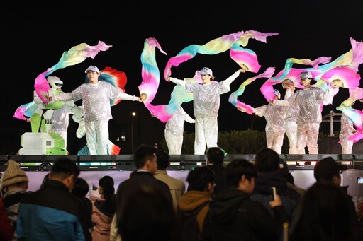 元旦升旗「MIT老董群」領唱 賴清德、蕭美琴揮舞國旗、齊唱國歌迎新年