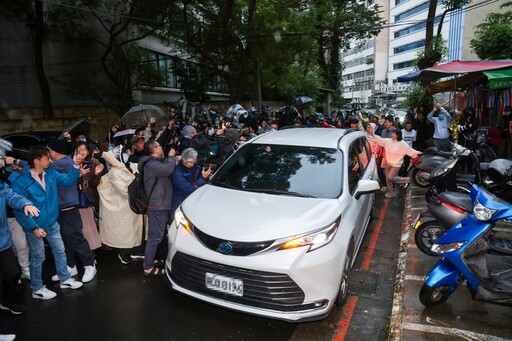 柯文哲哽咽請辭黨魁！黃國昌接下代理黨主席 江和樹曝「全場都大哭」