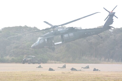 陸軍聯兵營首度秀戰力 機步、戰車納陸航特遣隊保護關鍵設施