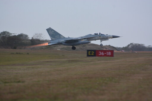 解放軍對台實施聯合戰備警巡 空軍秀經國號戰機５分鐘緊急起飛攔截