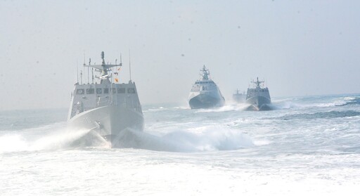 海軍秀組濱海作戰隊秀實力 大武軍艦首登場演練水下救援