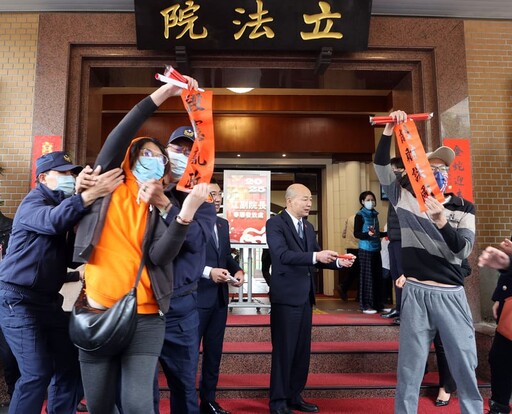 韓國瑜發春聯遭鬧場！黑粉混入排隊中 露紅內褲嗆「毀憲亂政」