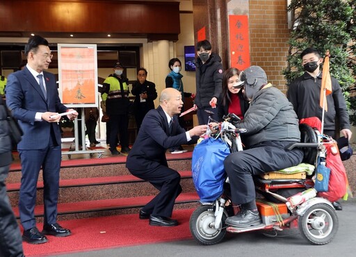 韓國瑜發春聯遭鬧場！黑粉混入排隊中 露紅內褲嗆「毀憲亂政」