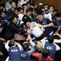 藍委擬修法「破壞議場公物要賠」 許智傑酸：自己丟豬內臟賠了沒？