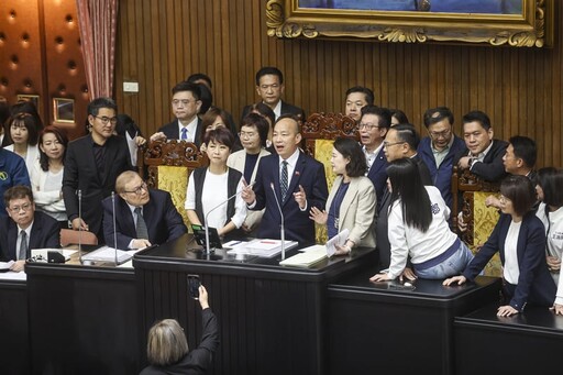 游智彬鬧場惹議！民進黨團不滿韓國瑜不處理 占主席台杯葛議事