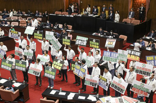 游智彬鬧場惹議！民進黨團不滿韓國瑜不處理 占主席台杯葛議事