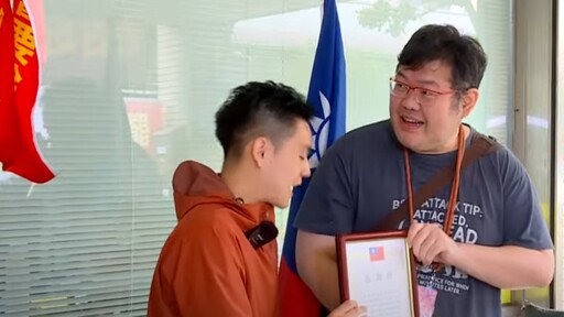 領到賴苡任送的「功在黨國」感謝狀 四叉貓驚呼1事：會不會有點過分呀？