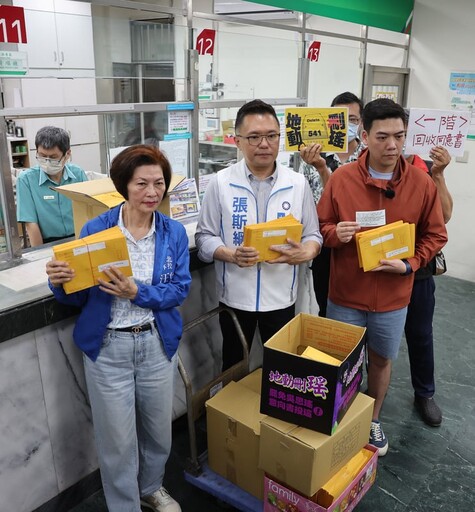 領到賴苡任送的「功在黨國」感謝狀 四叉貓驚呼1事:會不會有點過分呀?