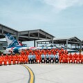 首批直飛勇鷹空官授證單飛臂章 66架明年如期交機完畢